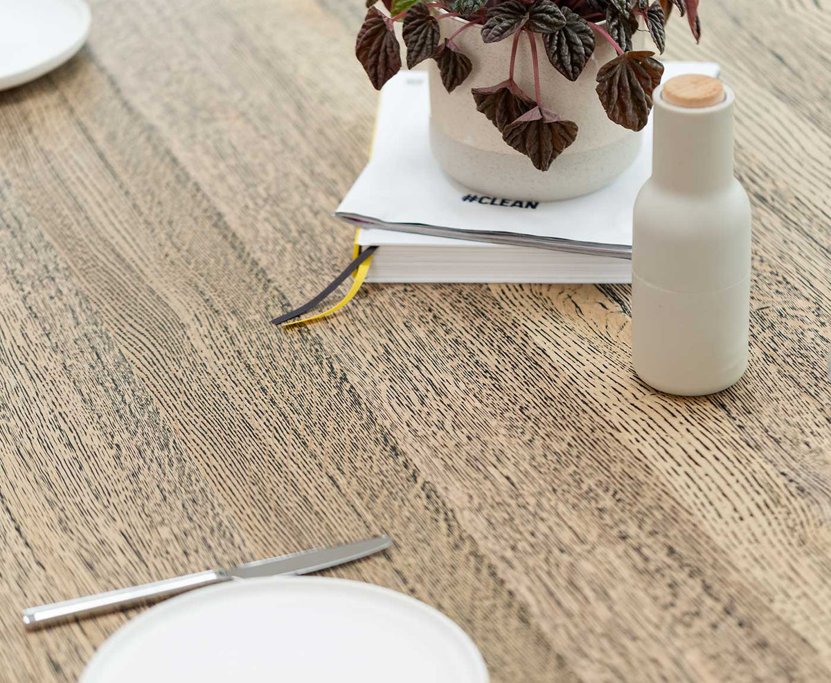 Detailaufnahme der Holzmaserung von Tischplatte Altholz mit Deko.