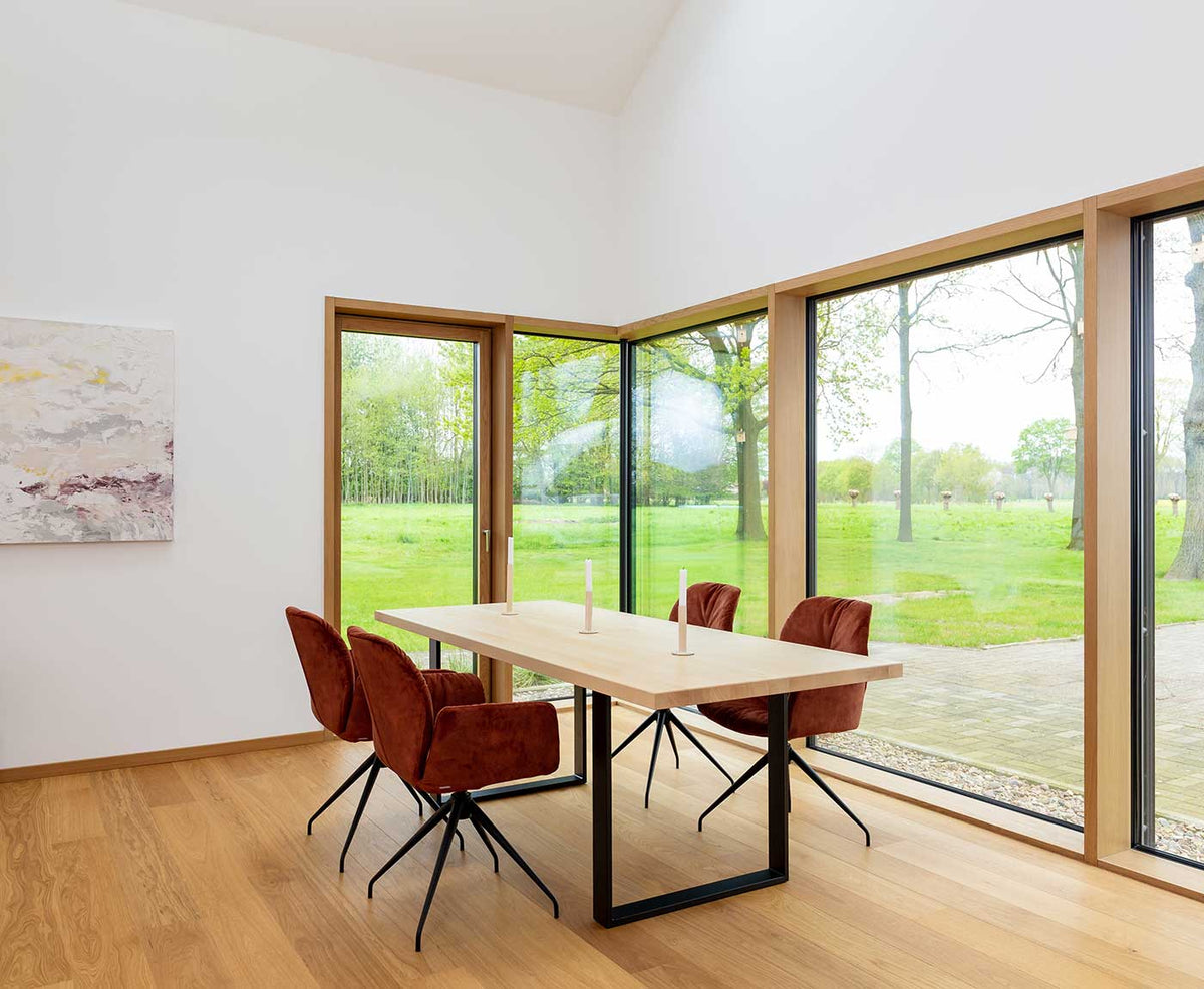 Tischplatte Esche mit Gestell und Stühlen sowie Fenster im Hintergrund