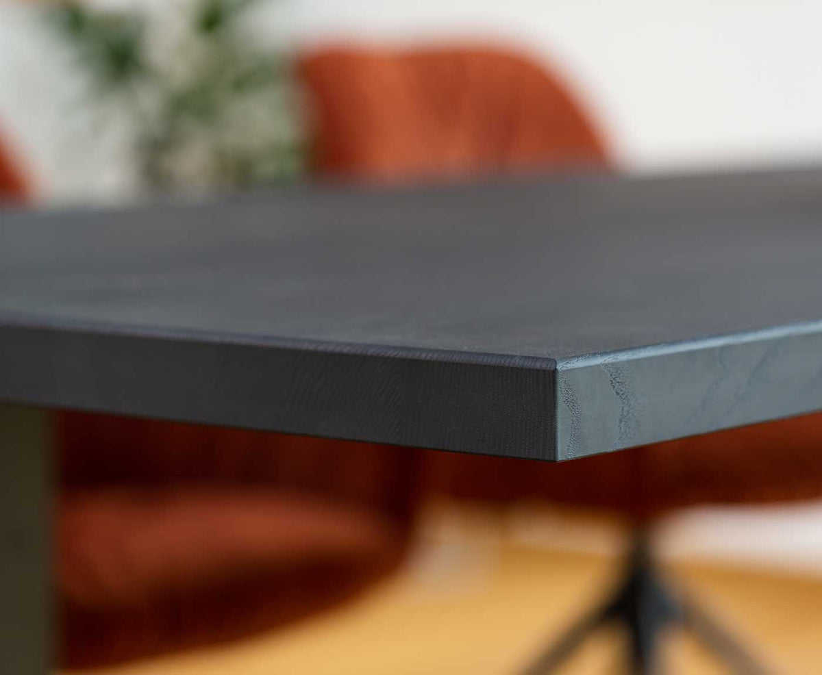Kante der schwarzen Tischplatte aus Massivholz