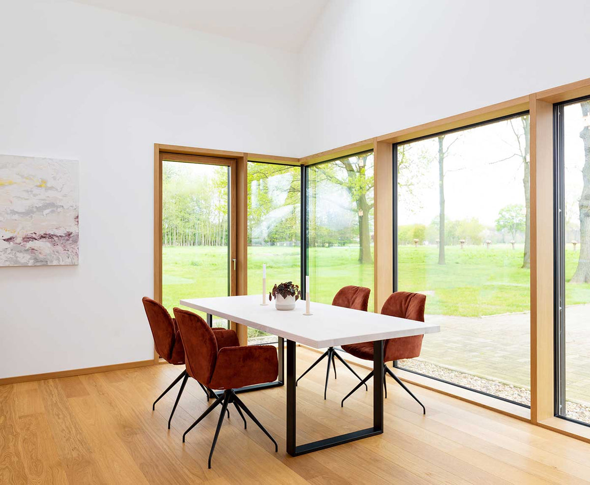 Tischplatte Weiß mit Gestell und Stühlen im Wohnzimmer
