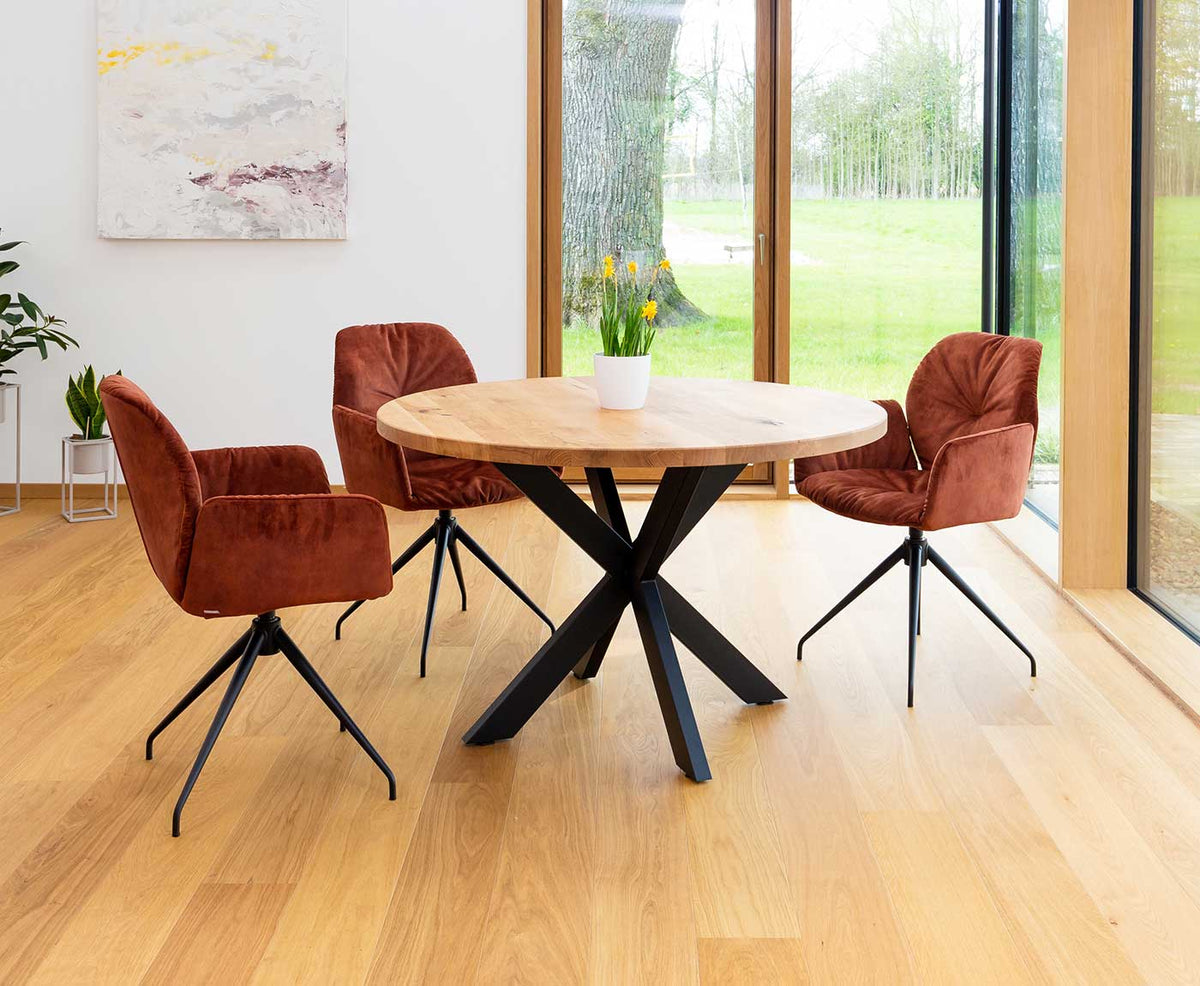 Runde Tischplatte aus Holz mit Gestell und drei Stühlen