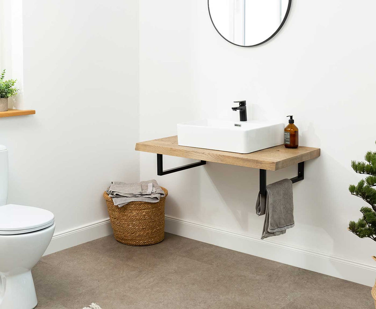 Waschtischplatte Altholz mit Becken und Dekoration in Badezimmer