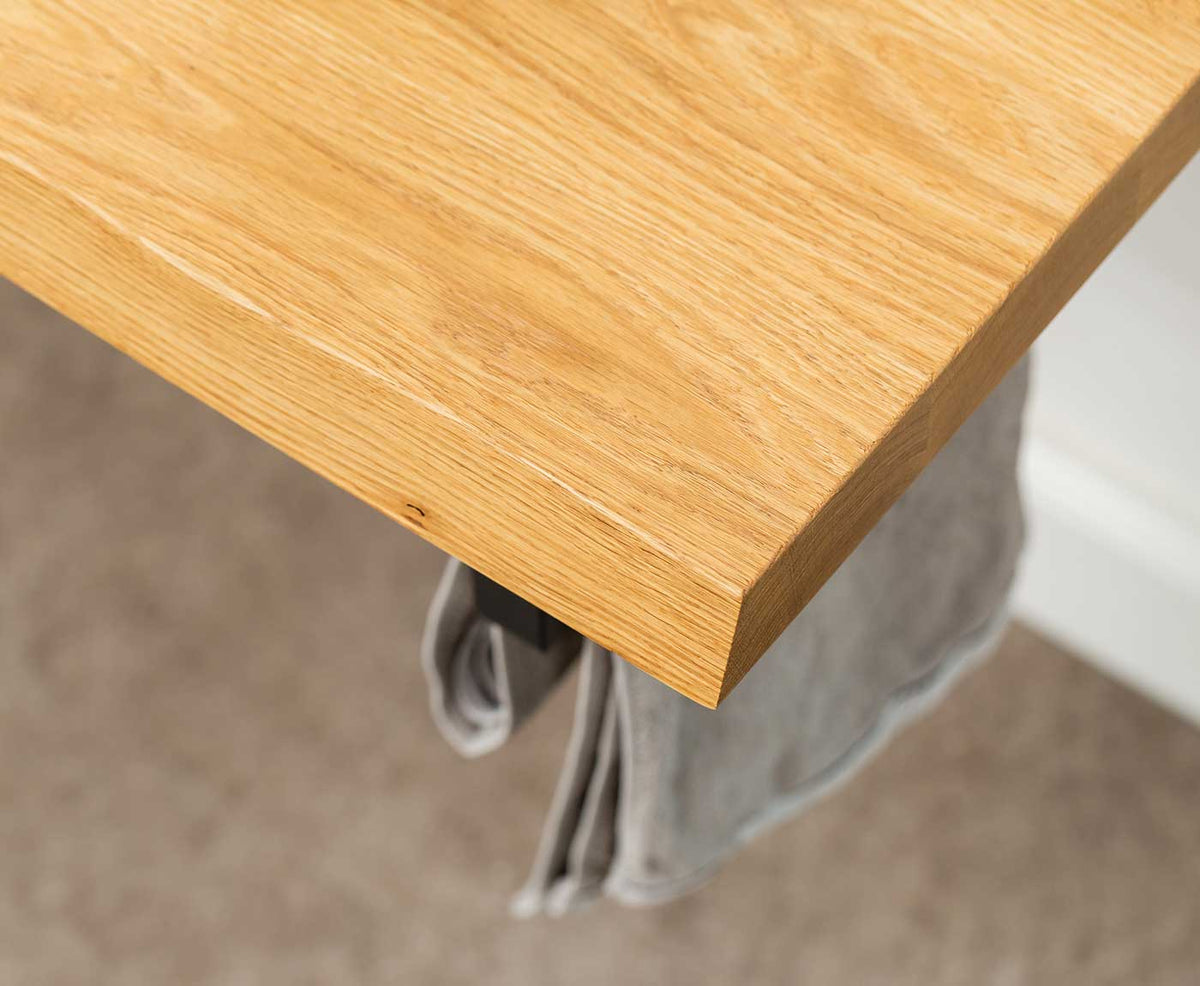 Holzmaserung der Waschtischplatte Eiche