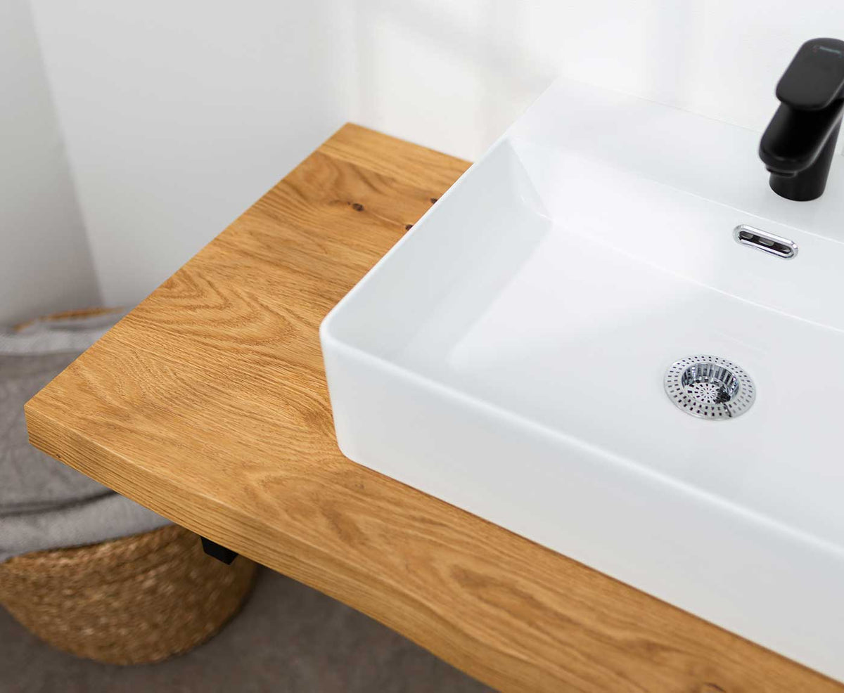 Holzmaserung der Waschtischplatte Eiche Astig und Becken