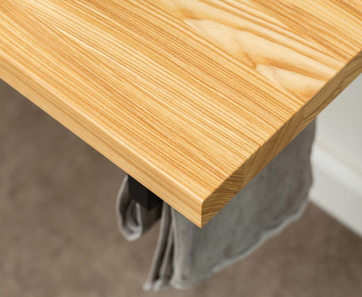 Detailaufnahme der Holzmaserung der Waschtischplatte Esche