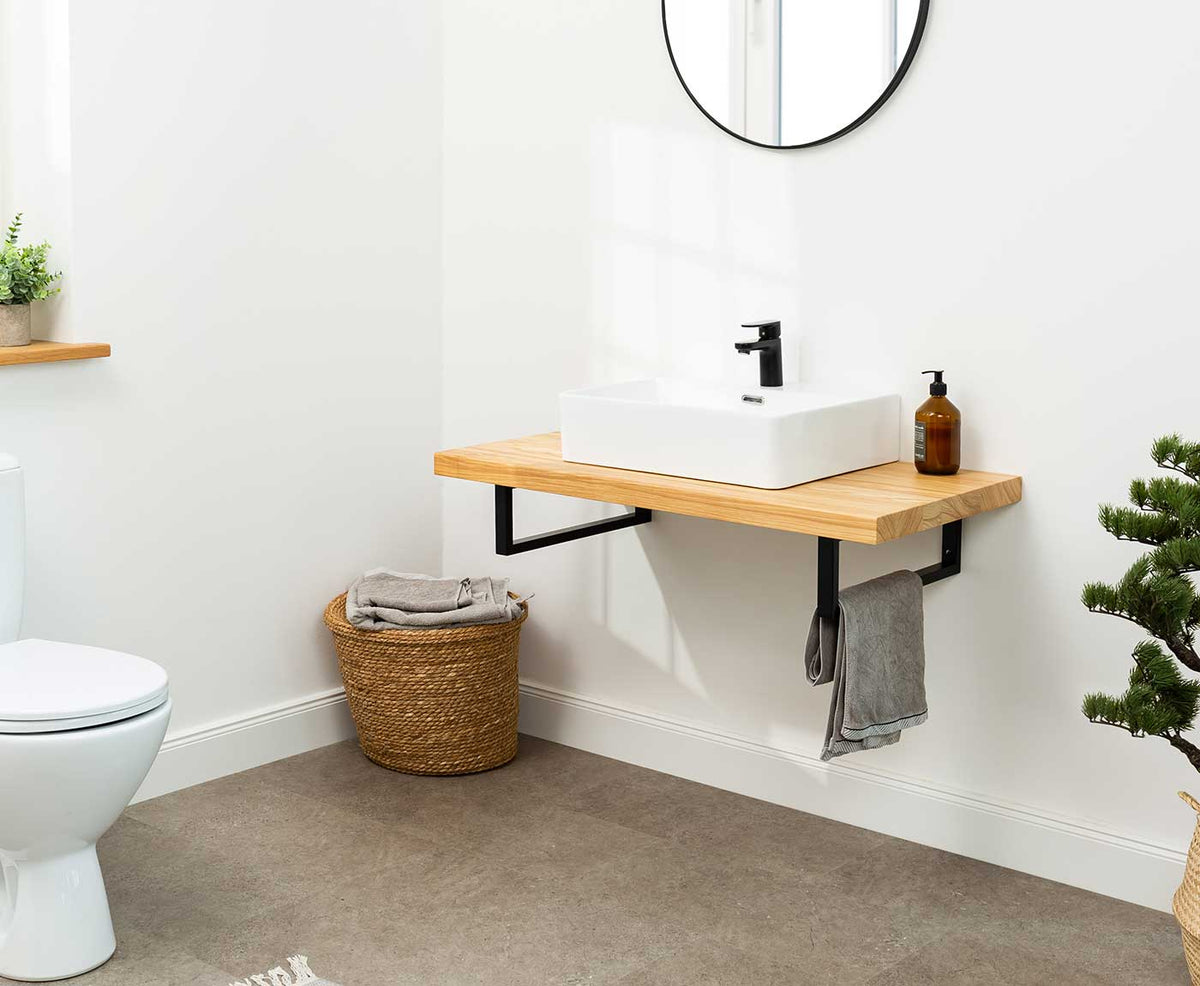 Waschtischplatte Esche mit Waschbecken im Badezimmer