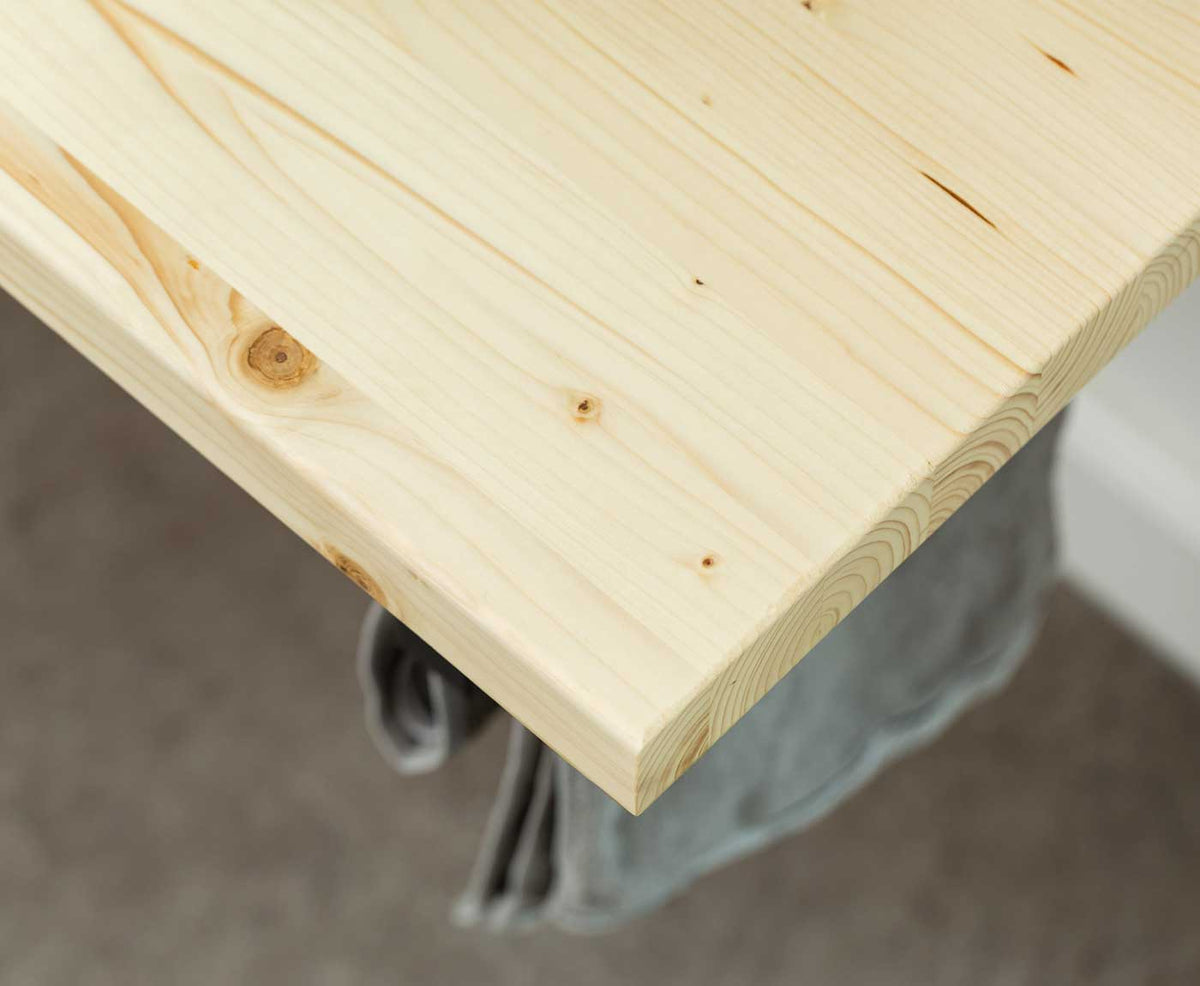 Nahaufnahme von Holzmaserung der Waschtischplatte Fichte