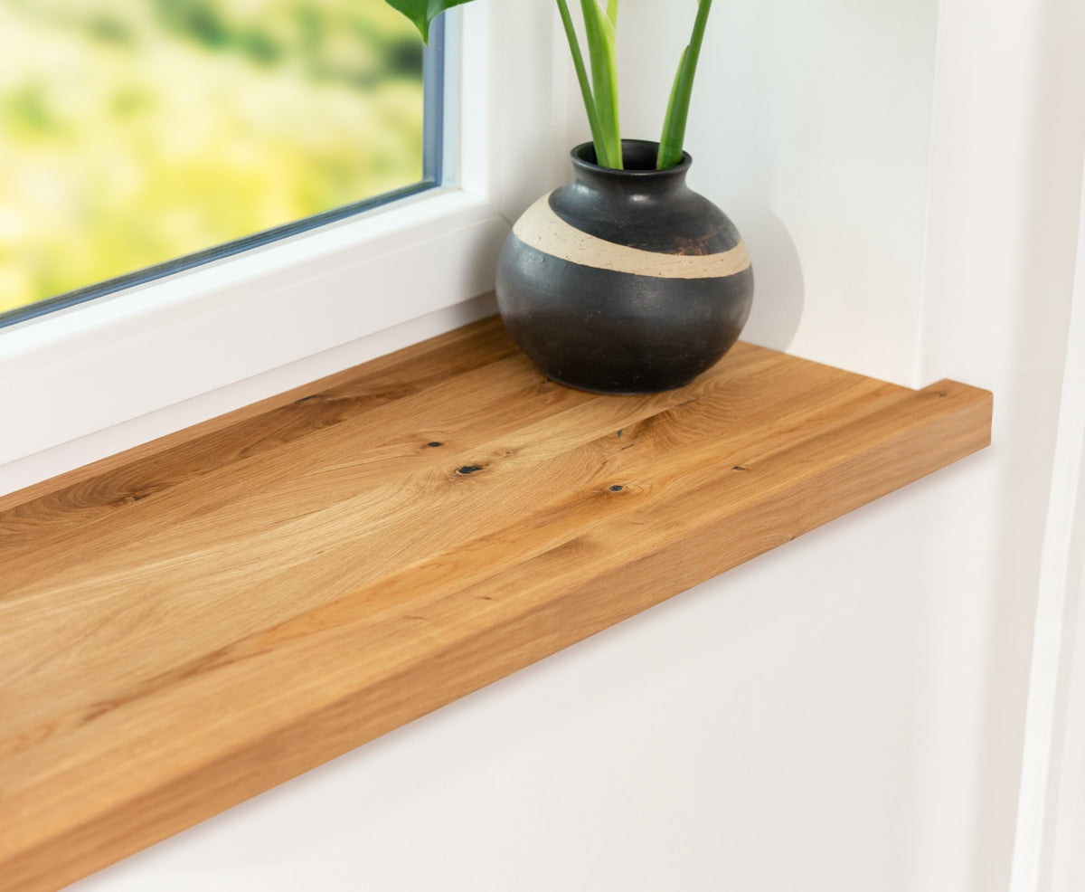 Seitliche Aufnahme der Aufsatzfensterbank Eiche Astig - verdeckt unterliegende Fensterbank vollständig.