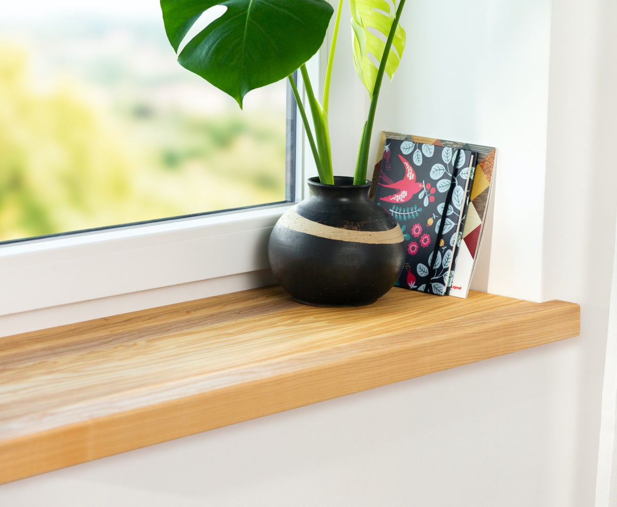 Seitliche Aufnahme einer Innenfensterbank aus Esche als Aufsatzfensterbank - alte Fensterbank nicht mehr sichtbar.