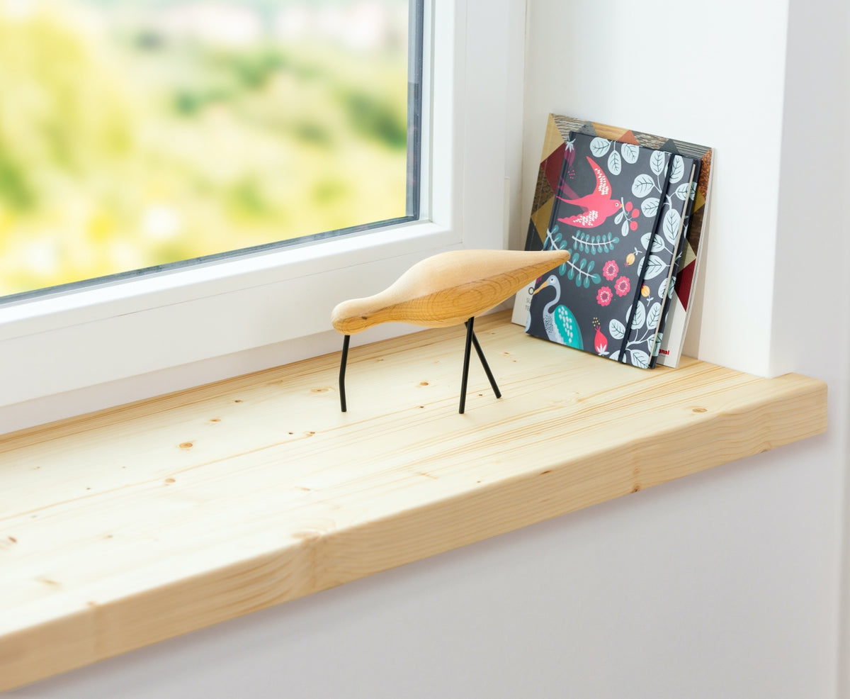 Nahaufnahme einer Aufsatzfensterbank aus Fichte.