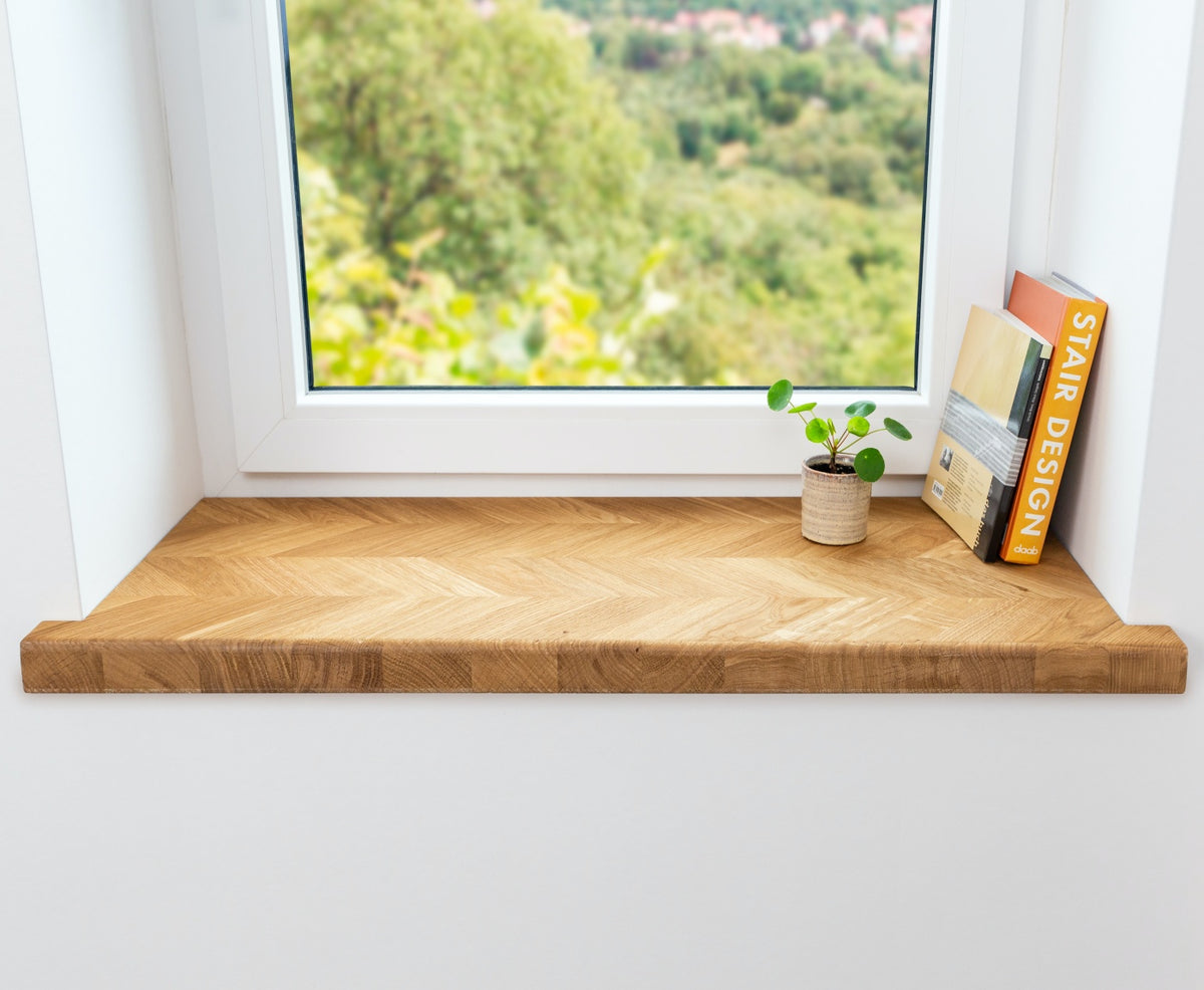 Aufsatzfensterbank aus Holz für Innen im Fischgrätmuster verdeckt unterliegende, alte Fensterbank vollständig.