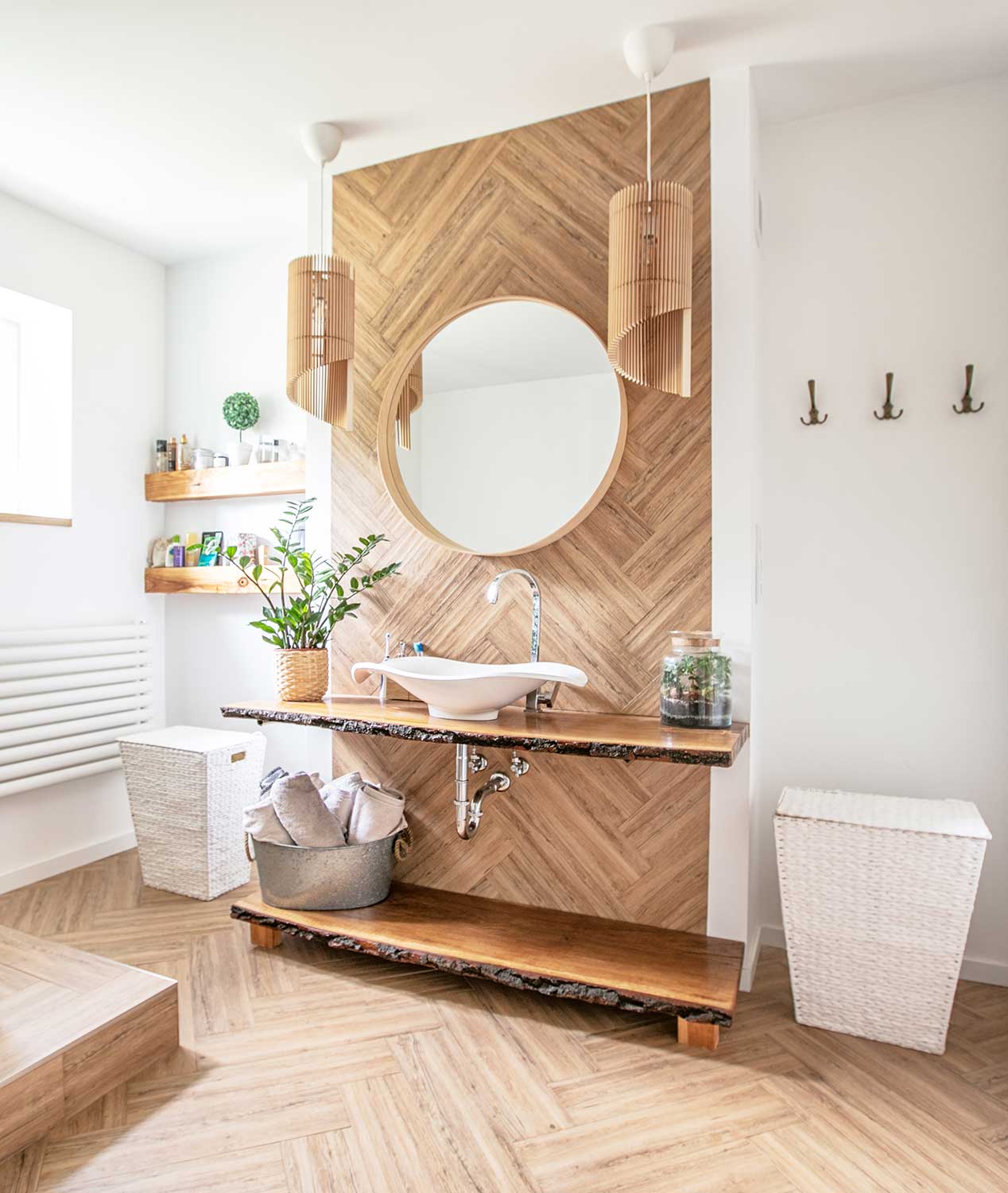 Wand im Badezimmer mit Holzverkleidung