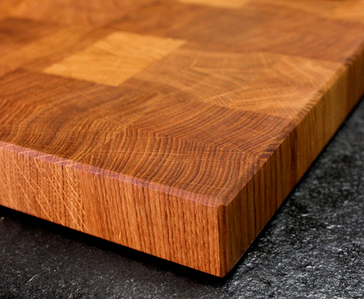 Detailbild von Holzmaserung und Muster des Stirnholz Schneidebretts aus Eiche.
