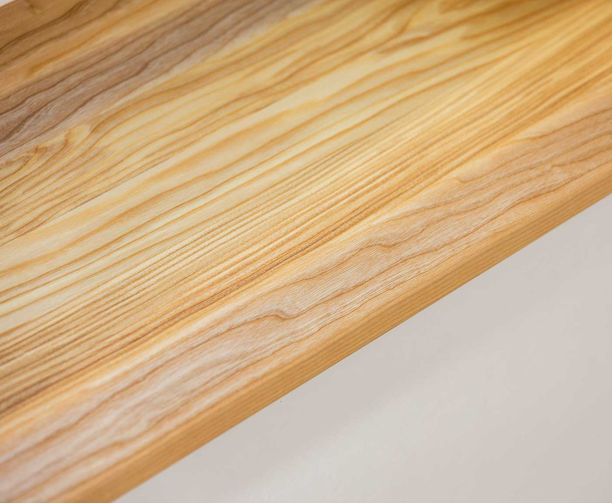 Detailbild der Holzmaserung der Fensterbank Esche Premium.