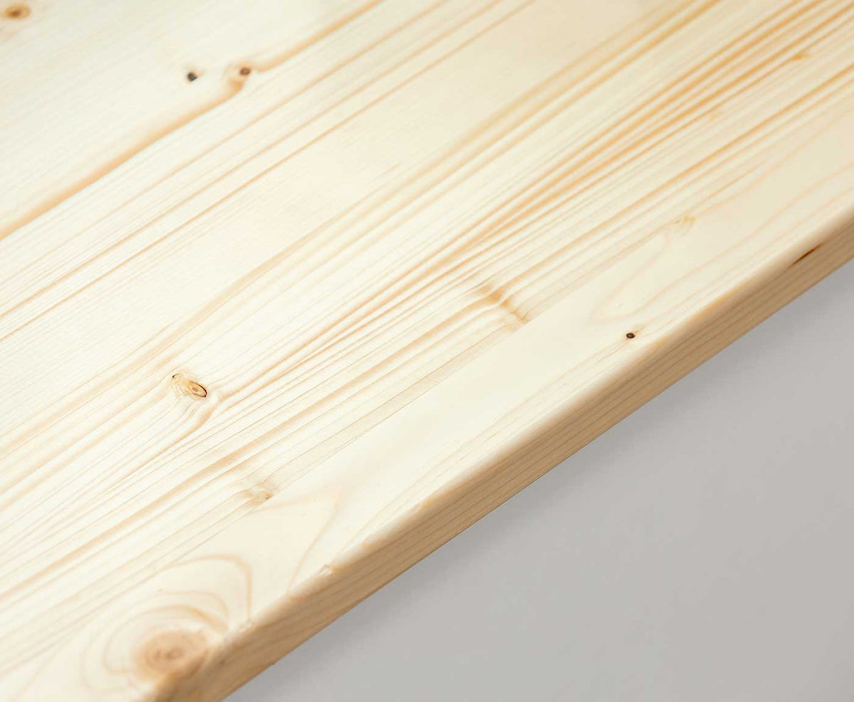 Detailaufnahme Fensterbank Fichte mit Holzmaserung und Astzeichnungen.