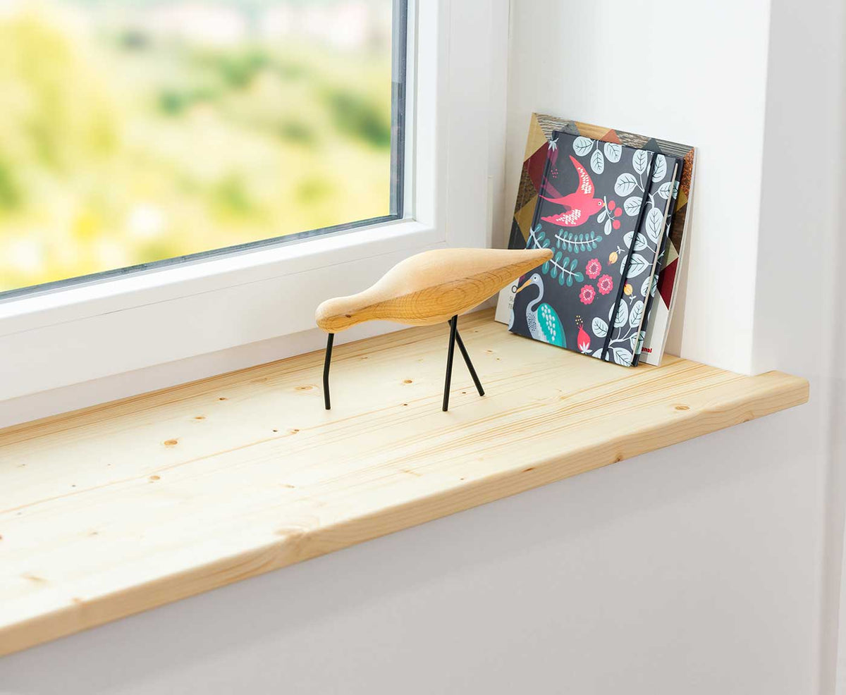 Seitliche Aufnahme der Dekoration auf der Fensterbank Fichte.