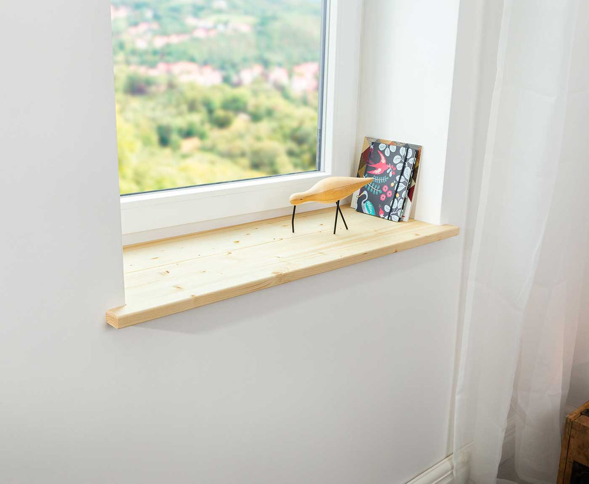 Seitliche Aufnahme der Fensterbank Innen aus Fichte mit Dekoration.
