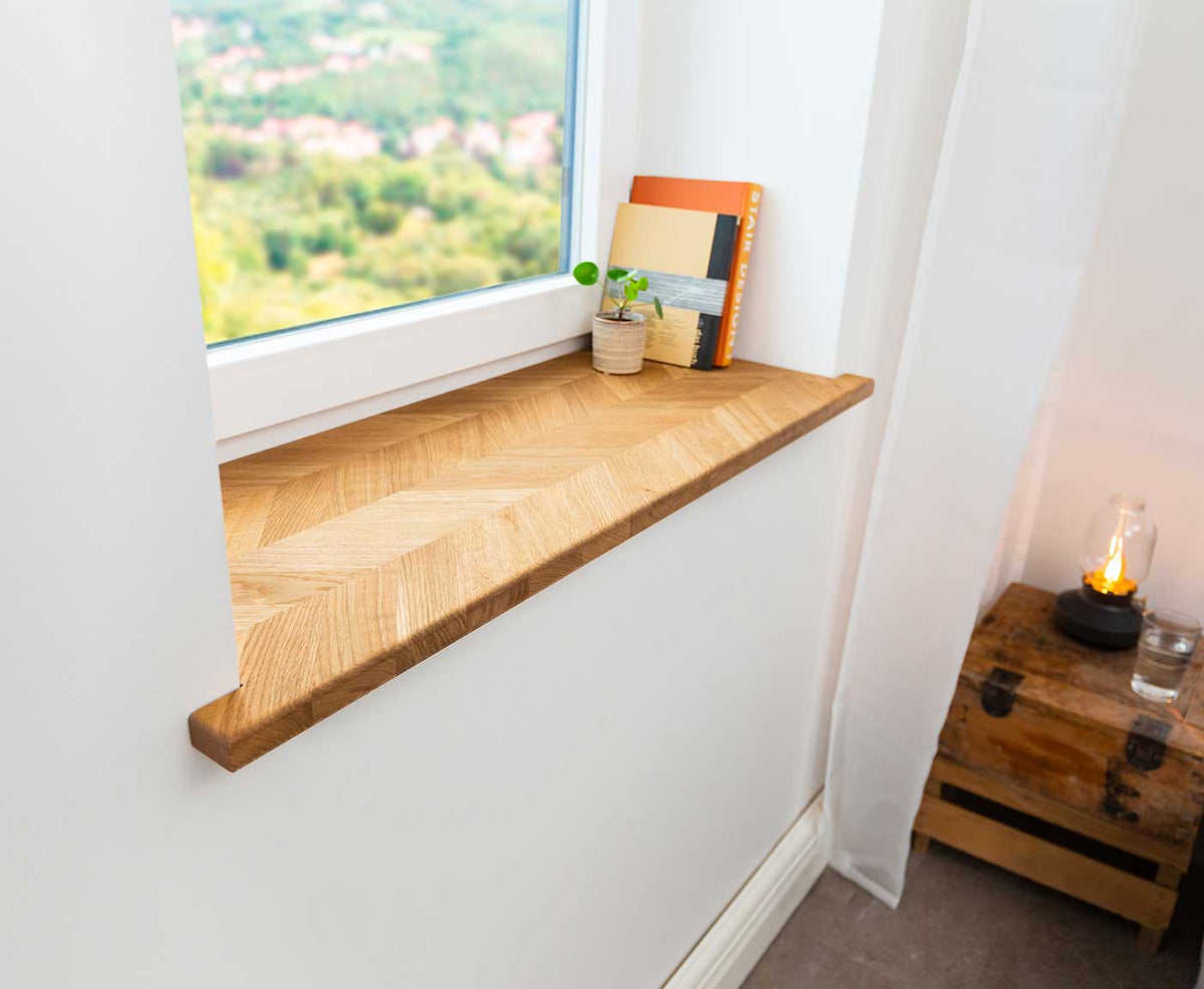 Seitliche Aufnahme der Fensterbank in Fischgrät mit Beistelltisch und Deko.