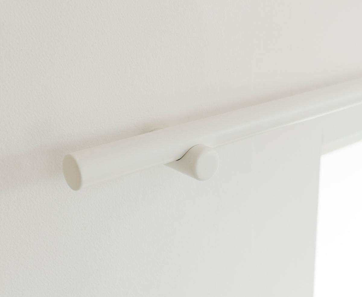 Detailbild von Gardinenstange weiß mit weißer Halterung
