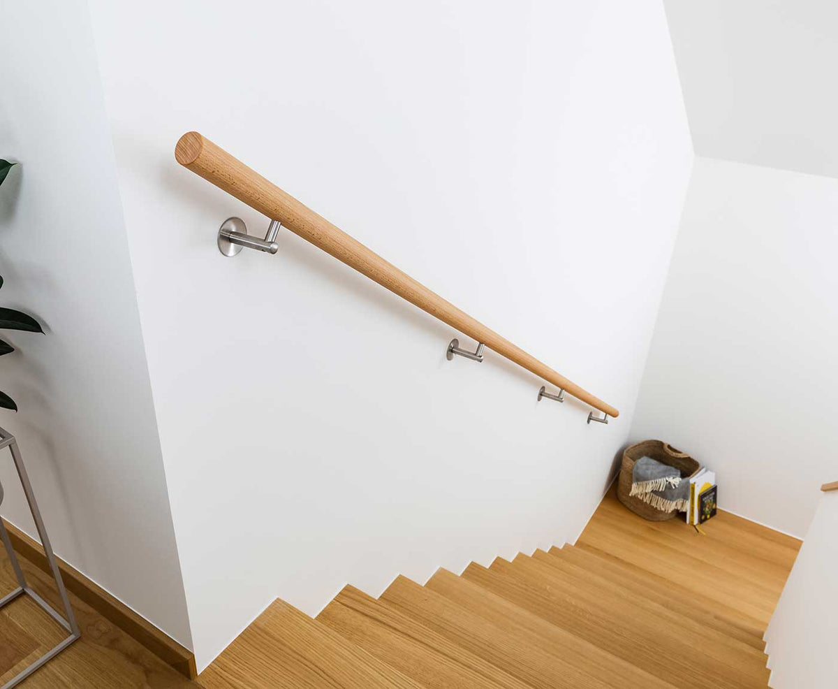 Treppenaufgang von oben mit langem Handlauf Buche als Treppengeländer.