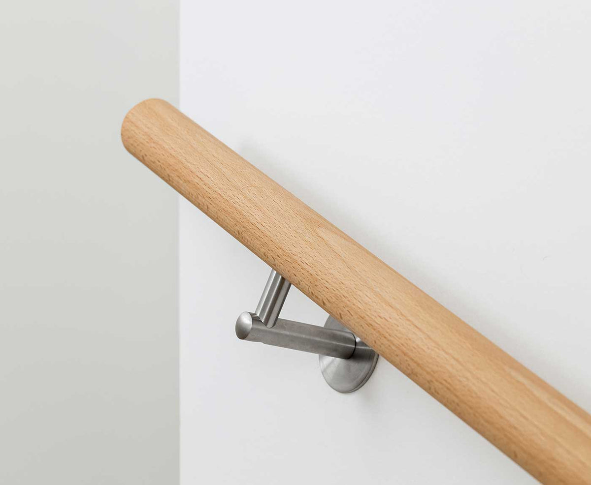 Detailaufnahme vom runden Handlauf aus Buche mit Halterung Classic aus Edelstahl.