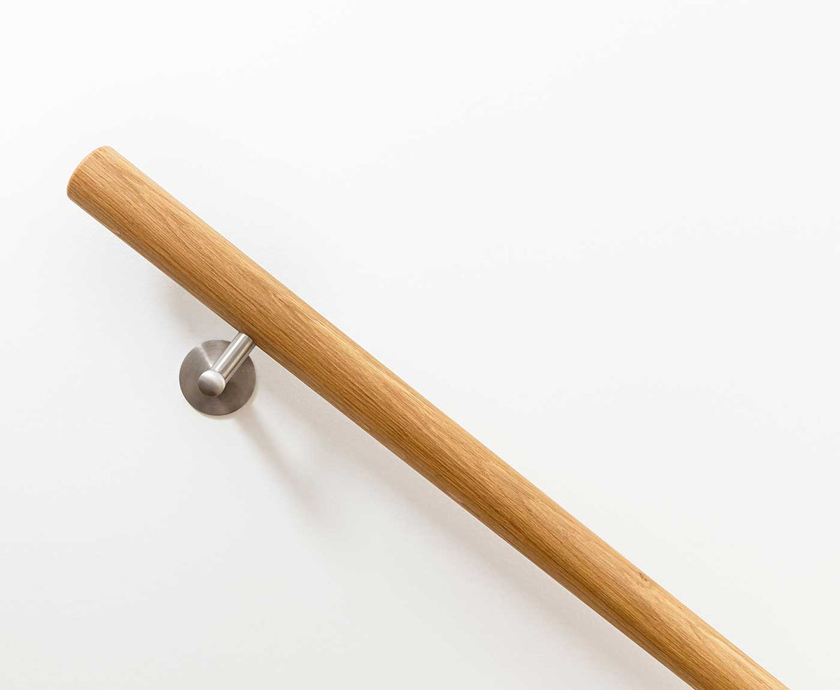 Handlauf Rund aus Eiche mit Halterung aus Edelstahl in der Nahaufnahme