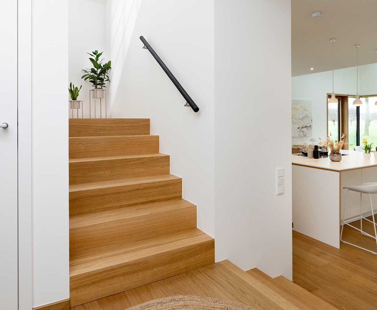 Treppe mit schwarzem Handlauf aus Holz  und Dekoration.