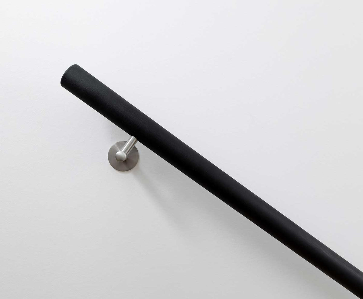 Schwarzer Handlauf aus Massivholz mit Halter in der Seitenansicht.