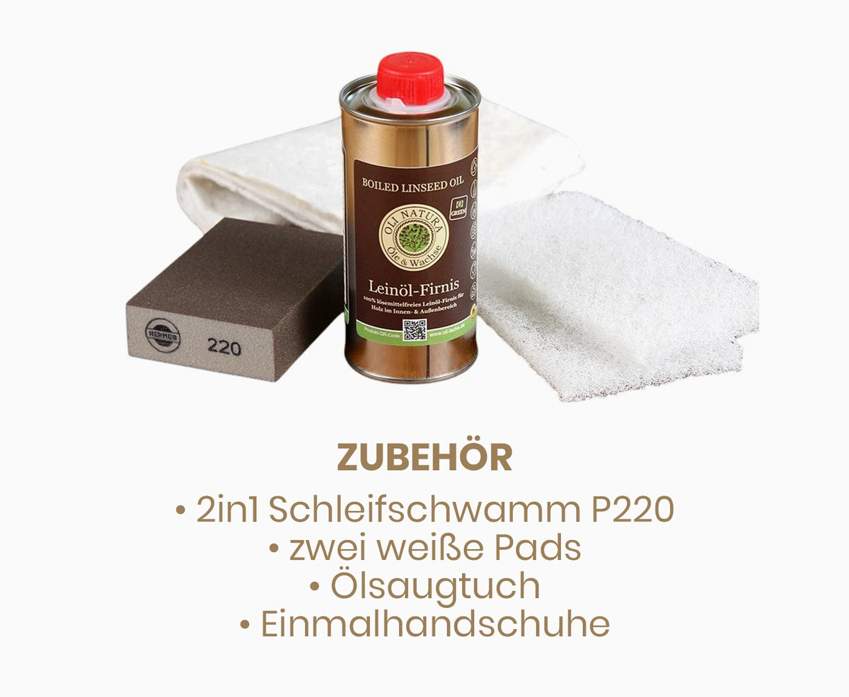 Schleifschwamm, weiße Pads, Ölsaugtuch und Leinöl-Firnis, als Inhalt des Holzpflege-Sets.