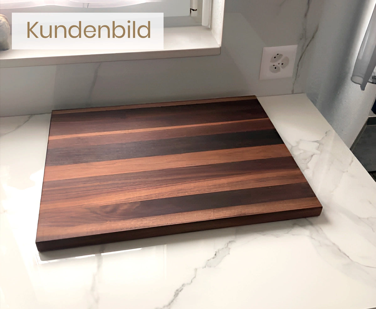 Kundenbild von Küchenbrett Holz Nussbaum auf weißer Arbeitsplatte.