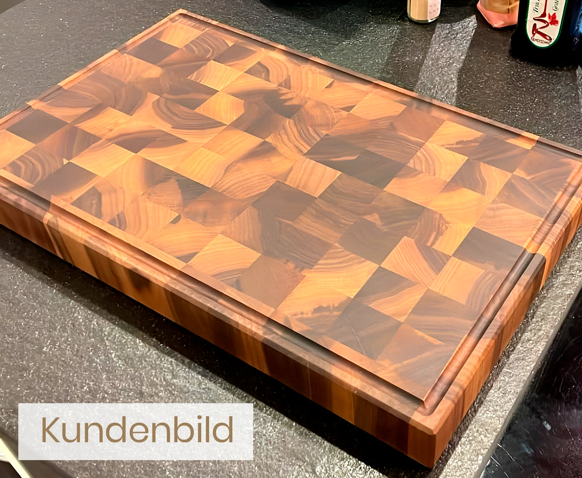 Kundenbild von Schneidebrett Stirnholz Nussbaum auf Arbeitsplatte.