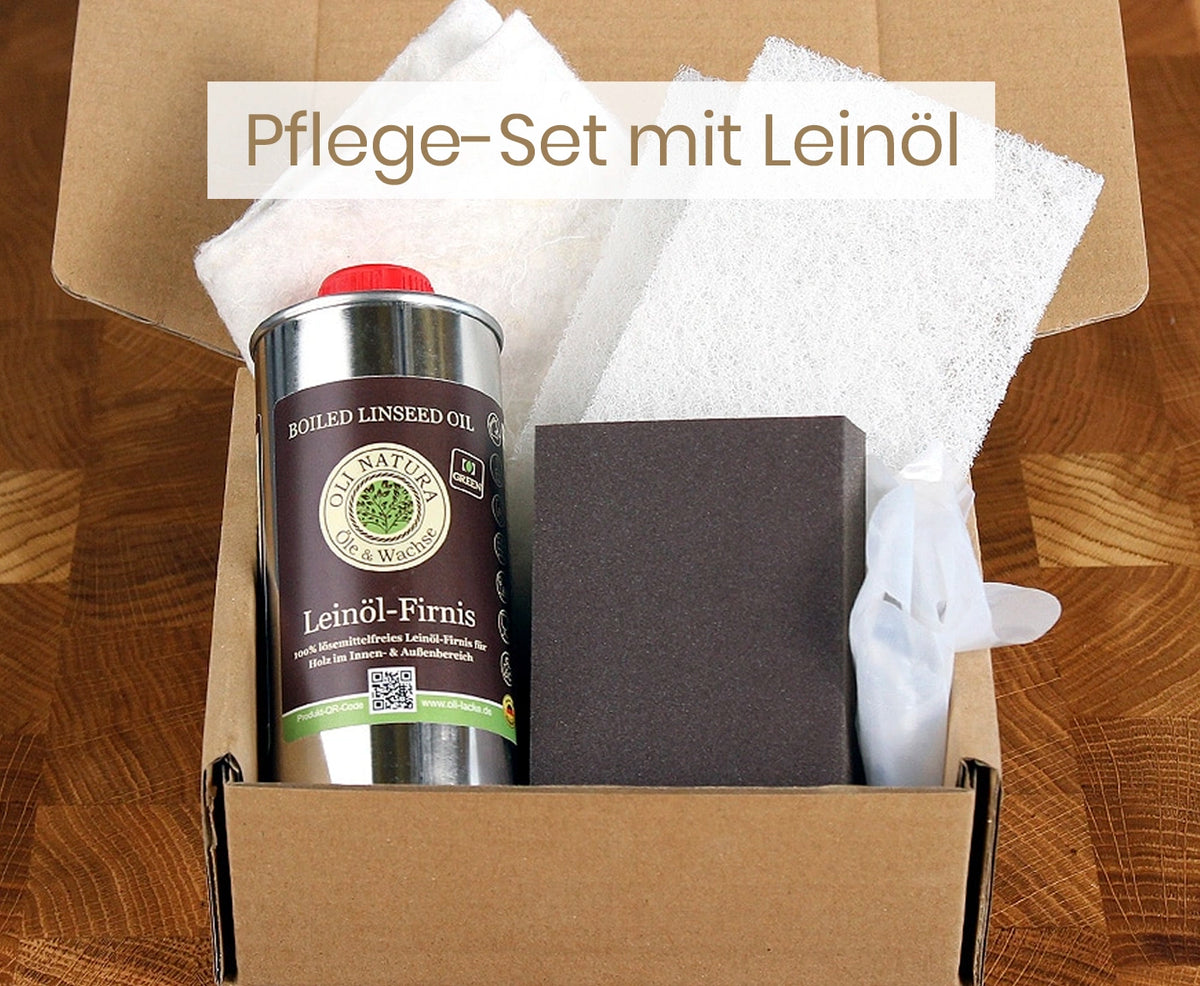 Pflege-Set für Küchenbretter mit Leinöl-Firnis und verschiedenen Schwämmen im Versandkarton.