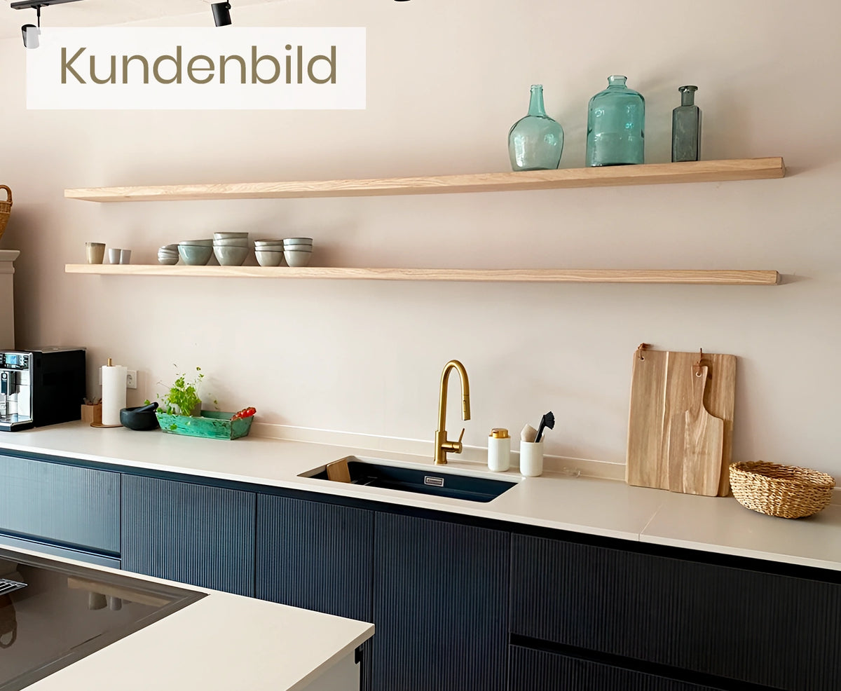 Schwebendes Wandregal aus massivem Eichenholz