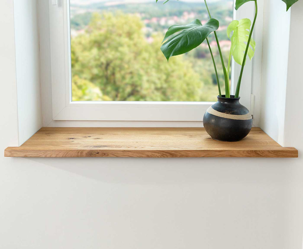 Frontansicht auf Fensterbank Eiche Astig mit Pflanze in Blumenvase.